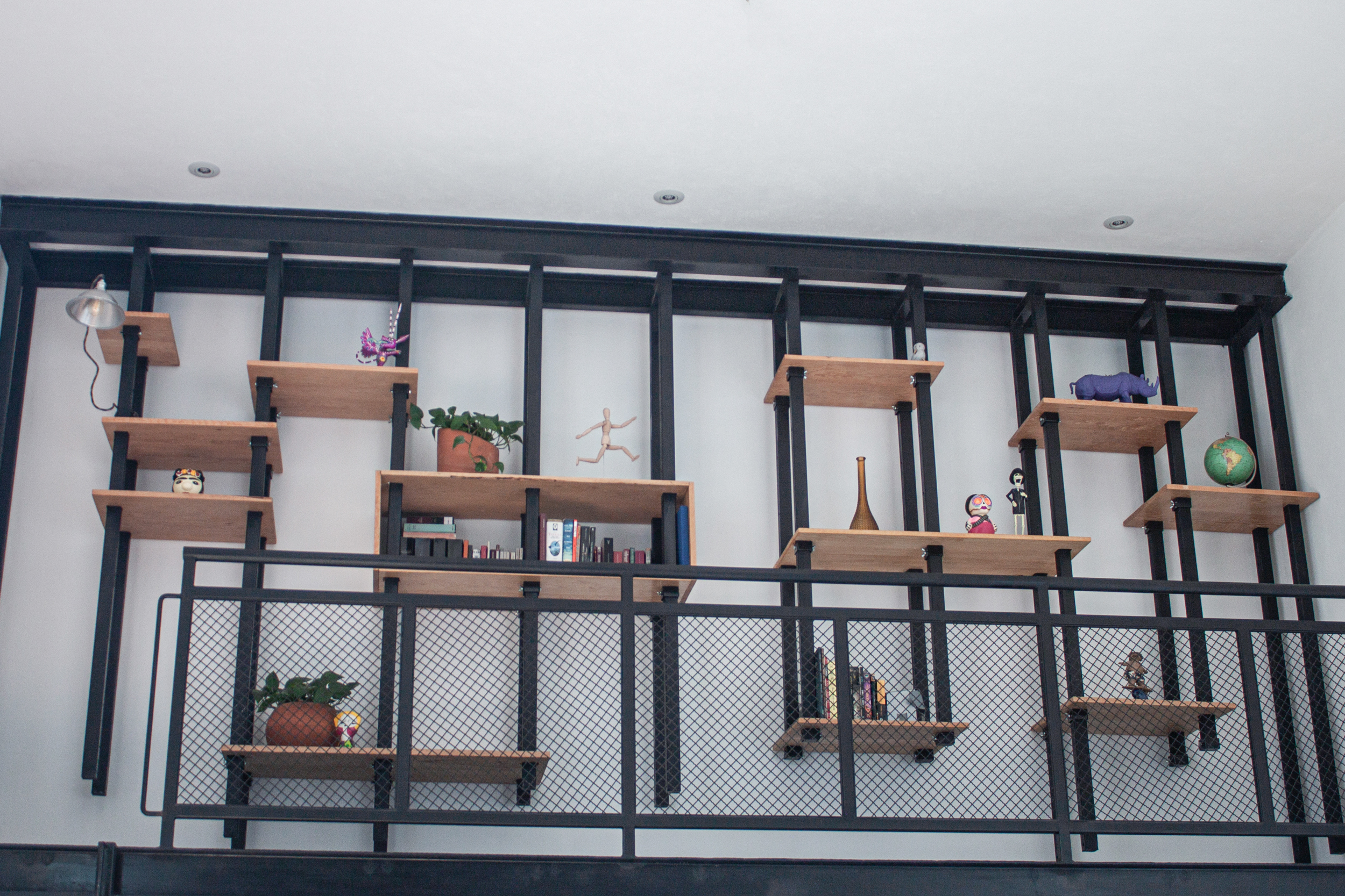 Regal-Konstruktion aus Stahlträgern im Industrie-Loft-Stil